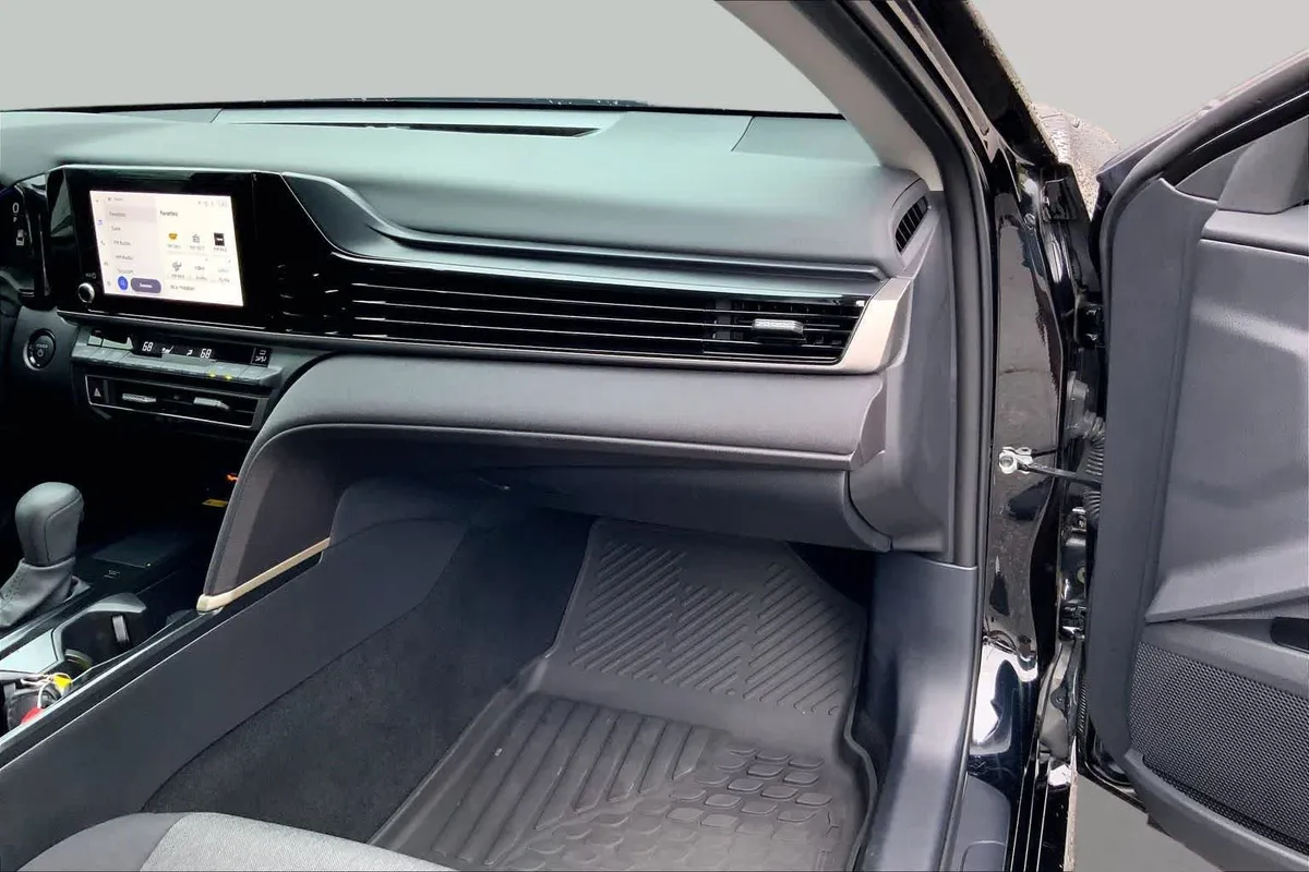 2025 Toyota Camry LE thumbnail 18