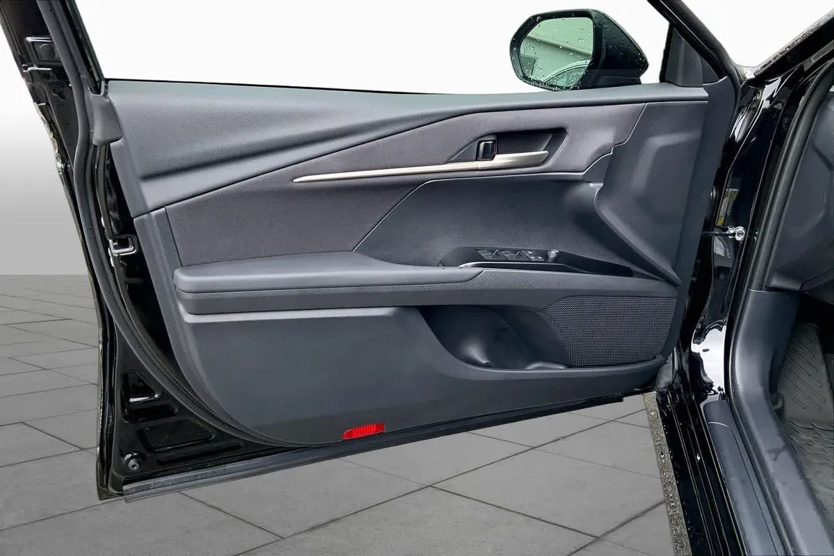 2025 Toyota Camry LE thumbnail 21