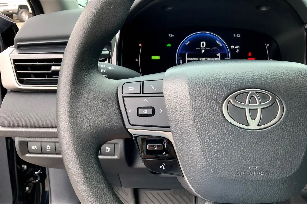 2025 Toyota Camry LE thumbnail 23