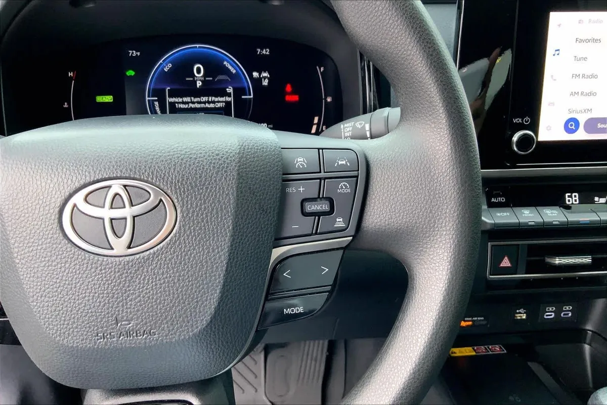 2025 Toyota Camry LE thumbnail 24