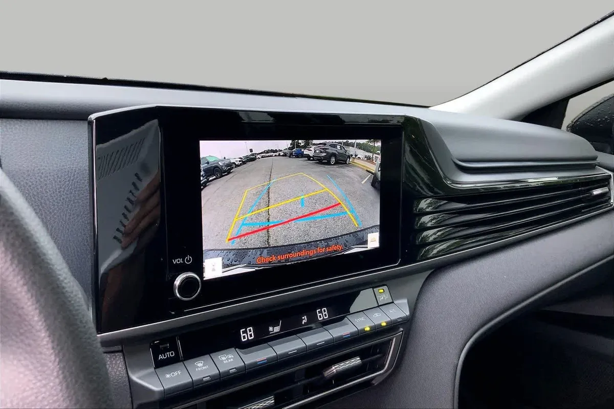 2025 Toyota Camry LE thumbnail 28