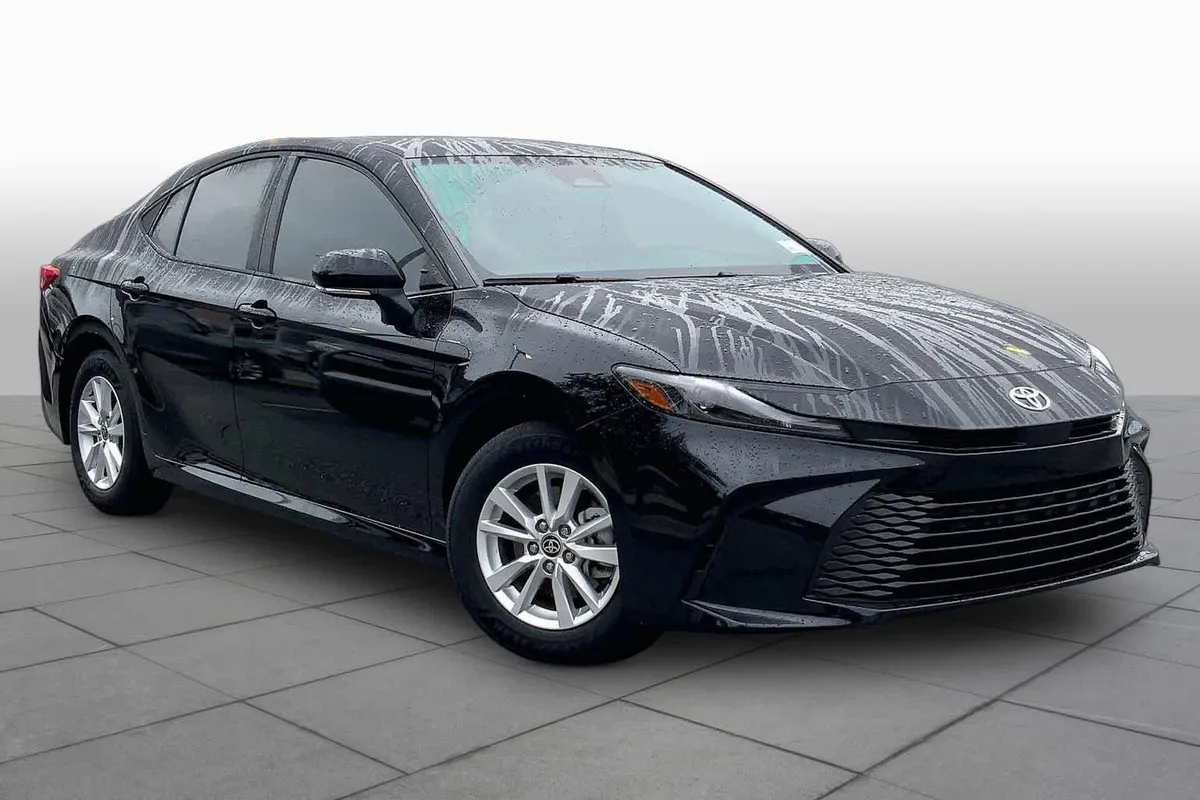 2025 Toyota Camry LE thumbnail 3