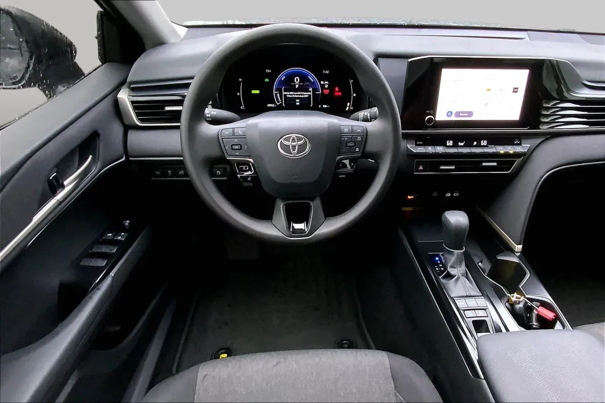 2025 Toyota Camry LE thumbnail 6
