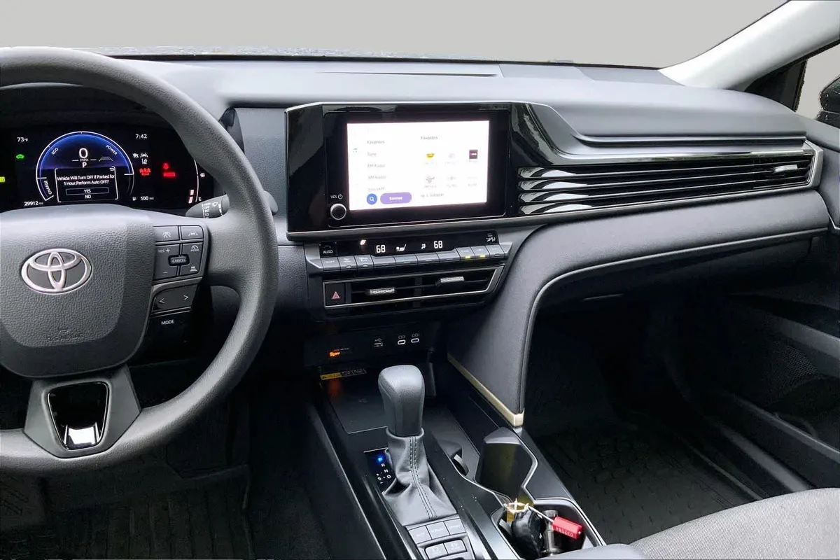 2025 Toyota Camry LE thumbnail 7