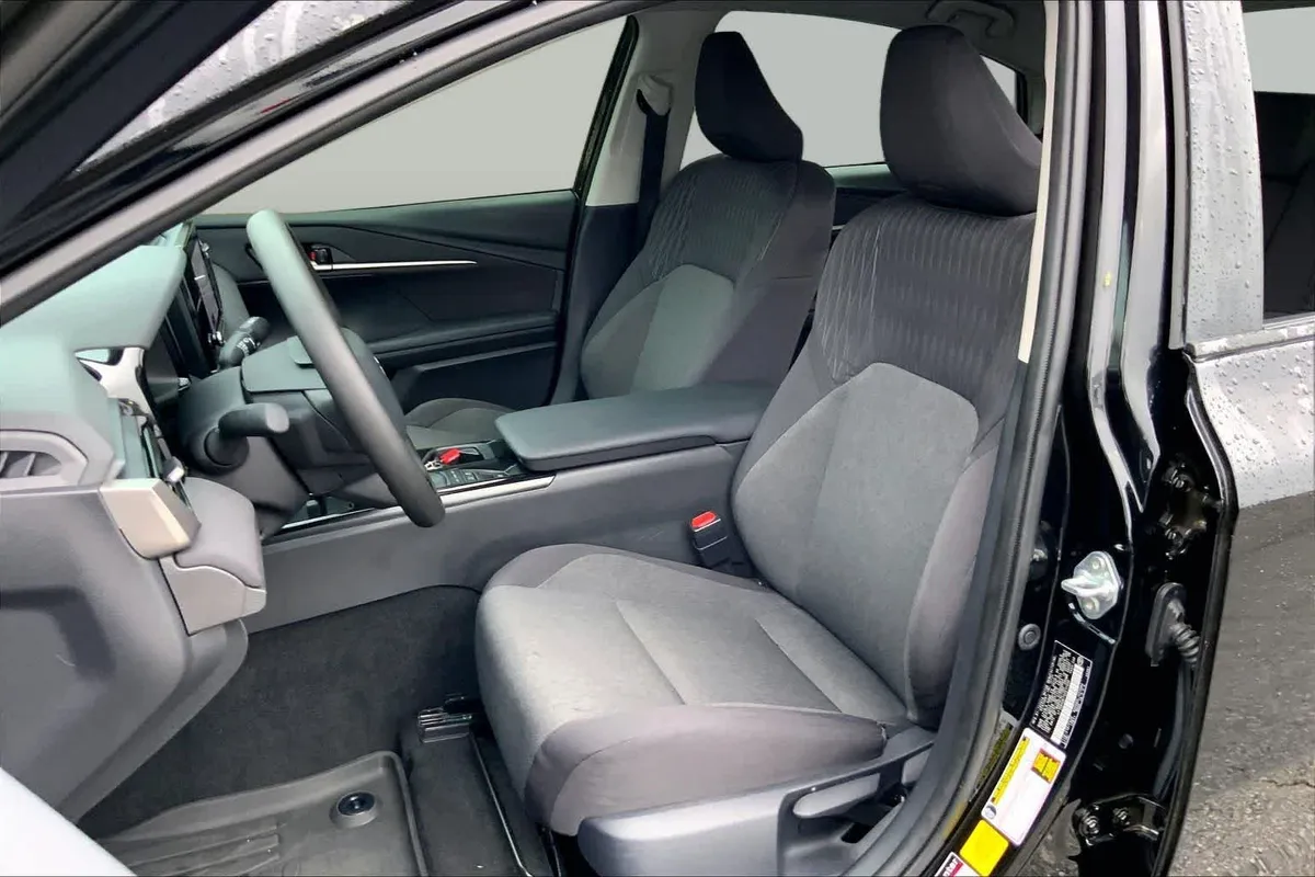 2025 Toyota Camry LE thumbnail 8