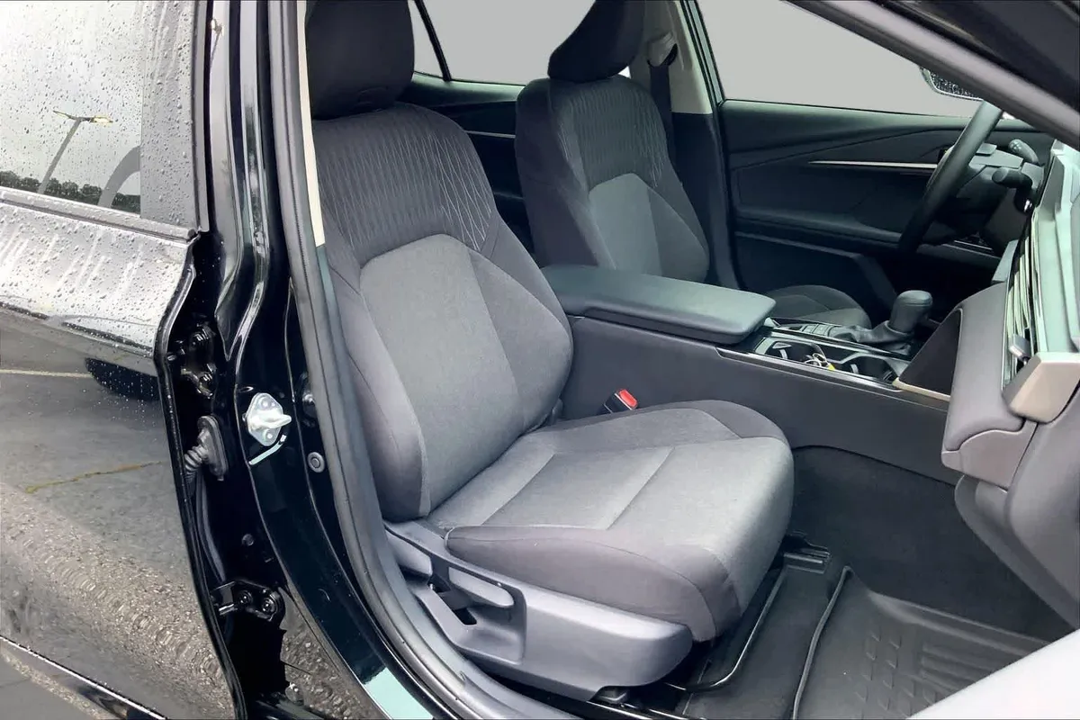 2025 Toyota Camry LE thumbnail 9
