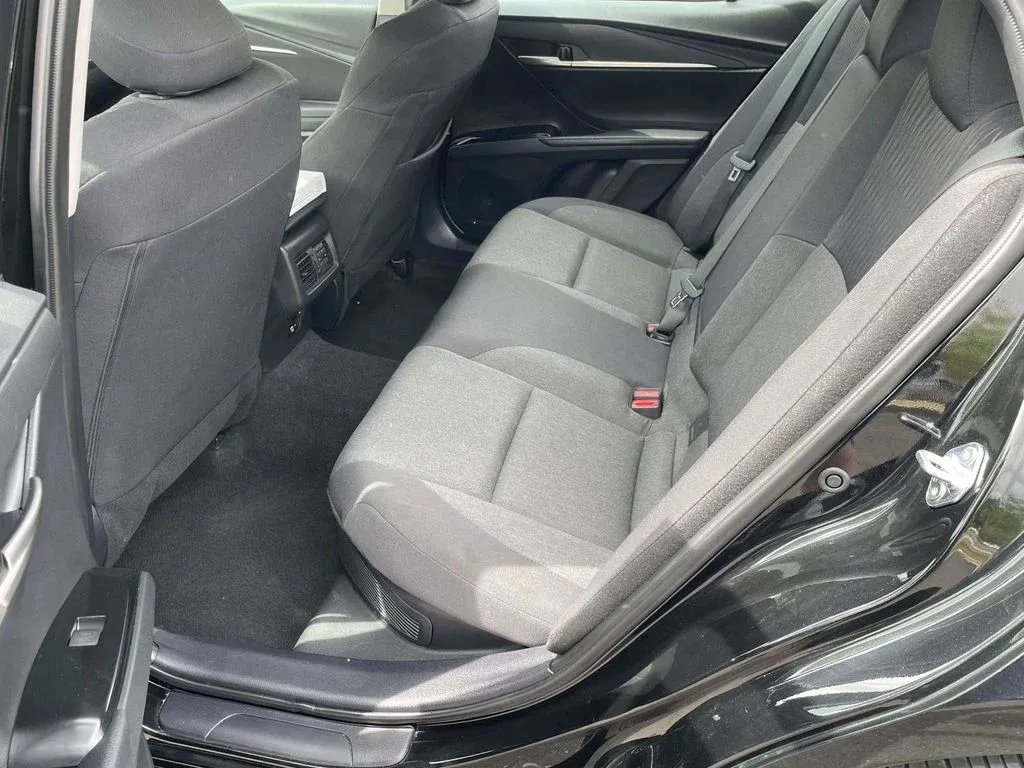 2025 Toyota Camry LE thumbnail 10