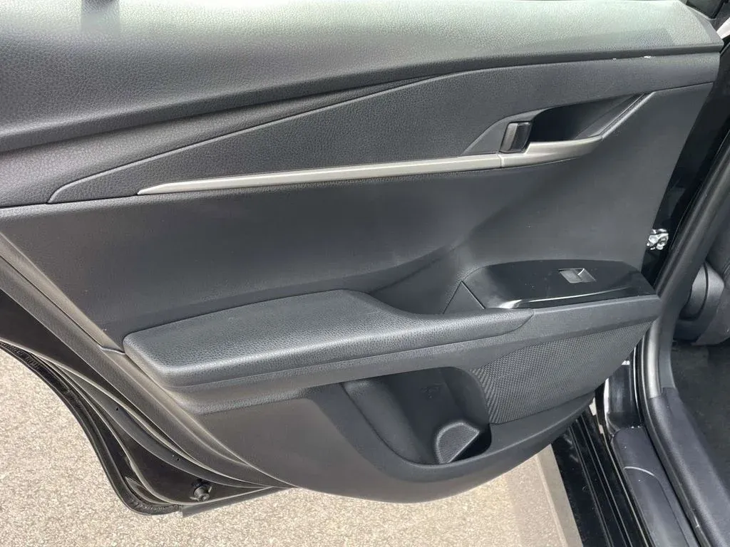 2025 Toyota Camry LE thumbnail 11