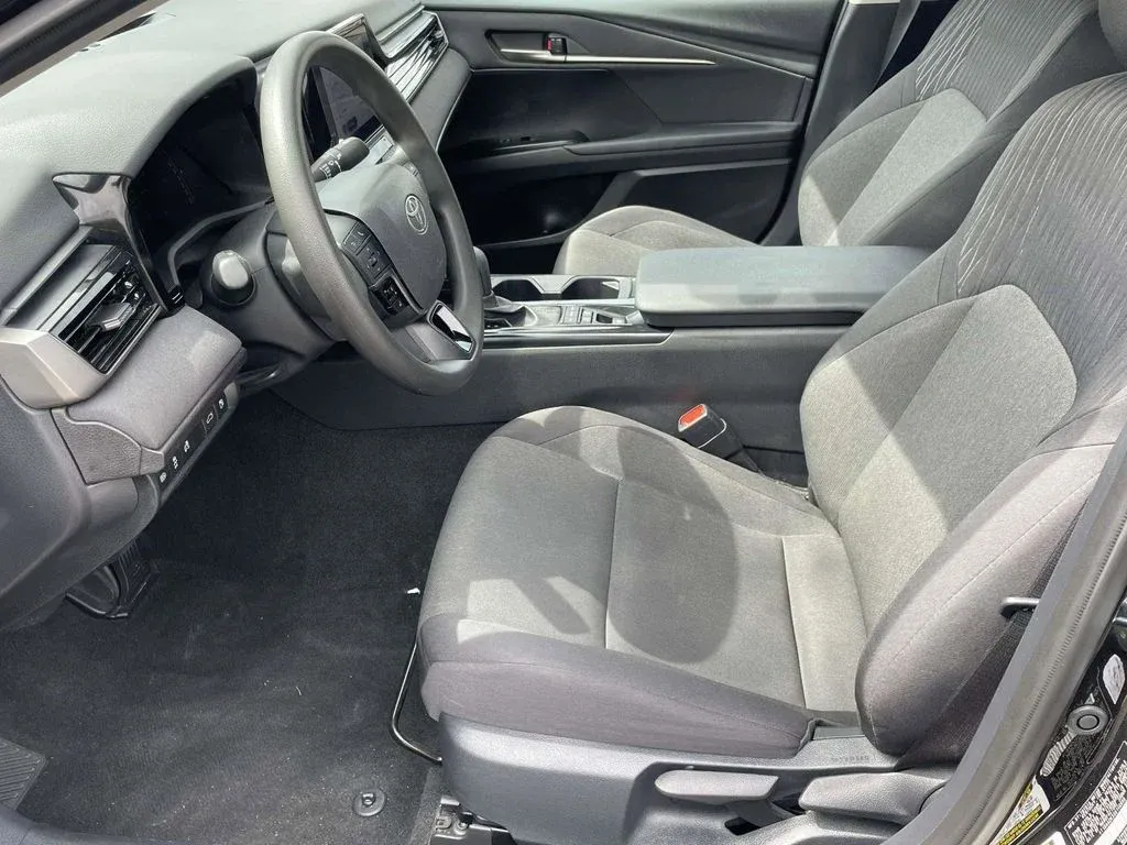 2025 Toyota Camry LE thumbnail 12