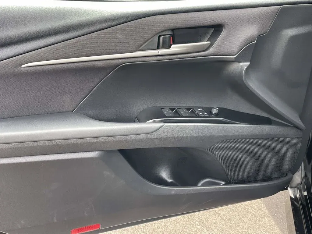 2025 Toyota Camry LE thumbnail 13
