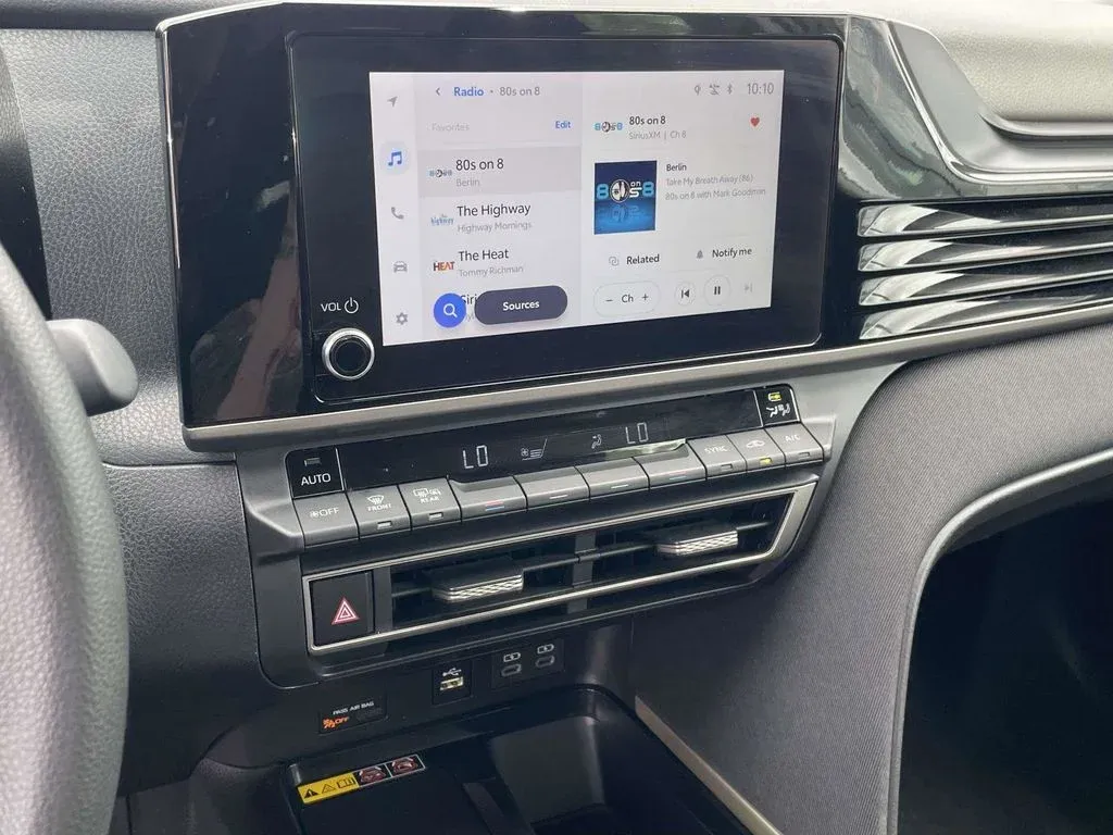 2025 Toyota Camry LE thumbnail 16