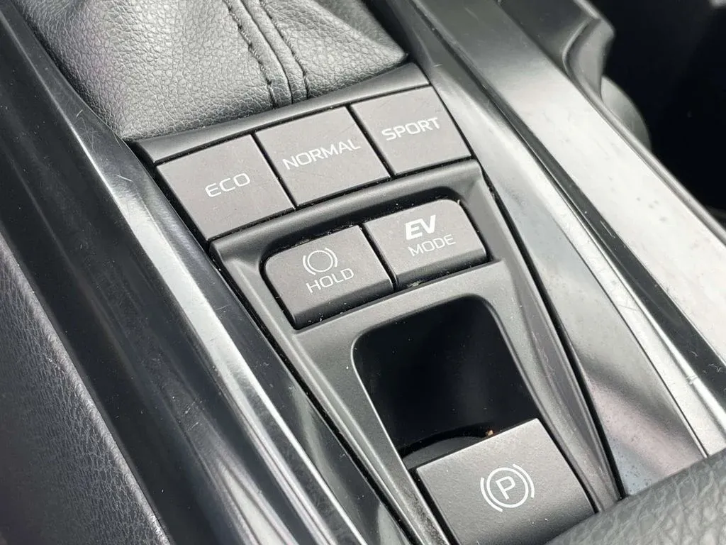 2025 Toyota Camry LE thumbnail 18