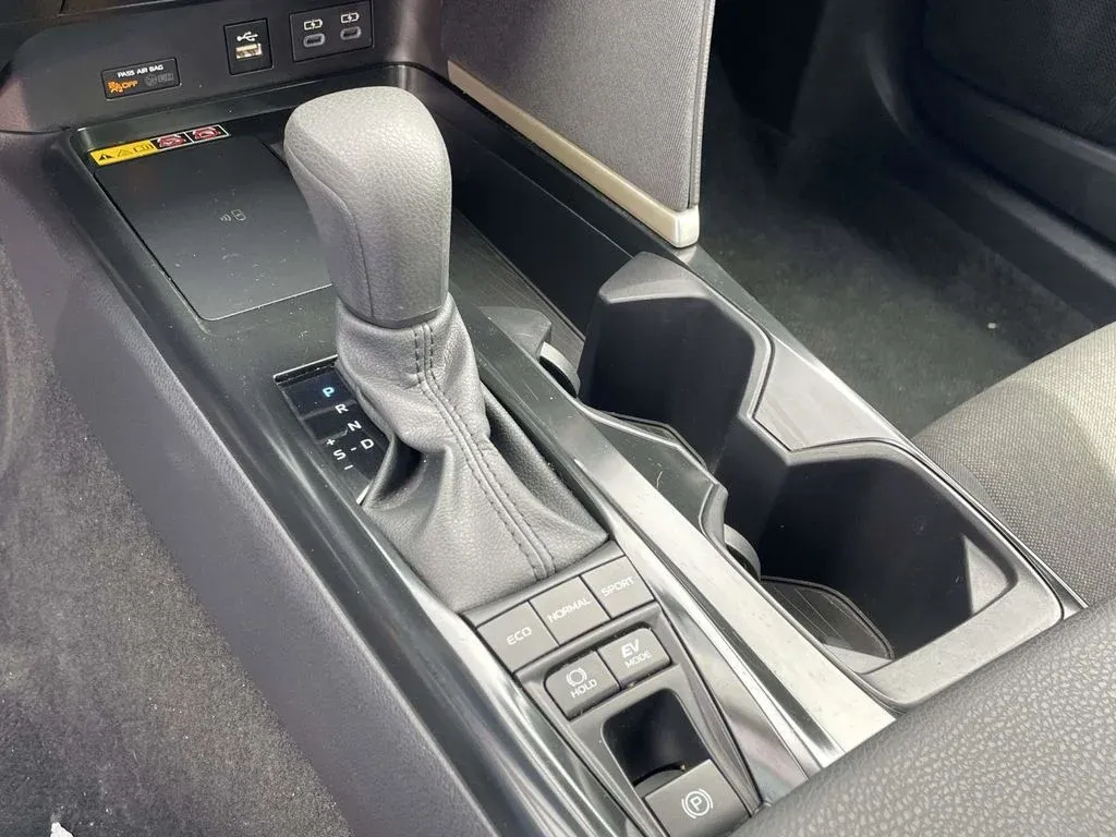 2025 Toyota Camry LE thumbnail 19