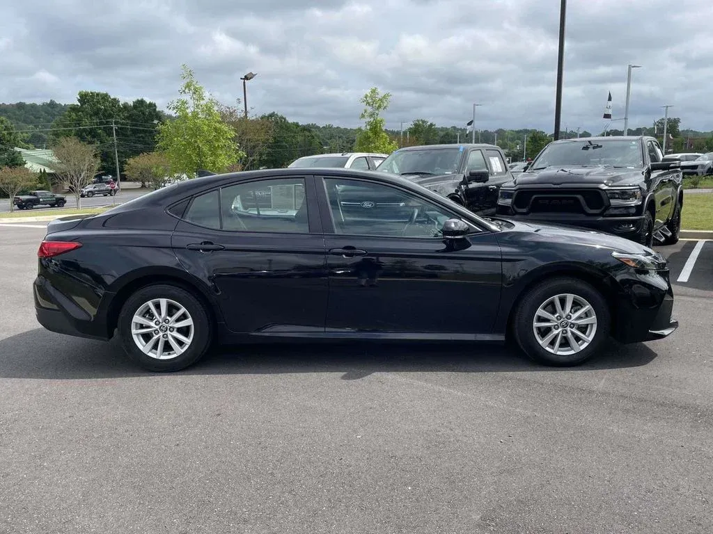 2025 Toyota Camry LE thumbnail 2