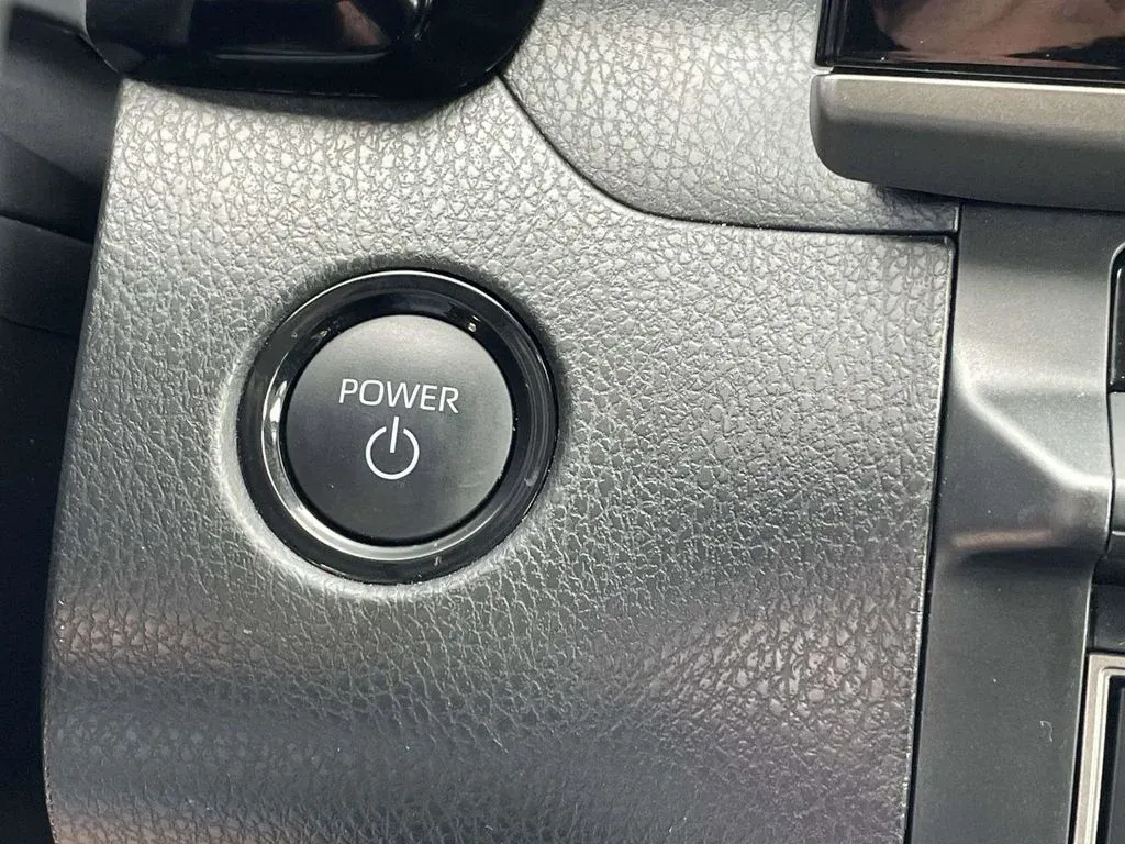 2025 Toyota Camry LE thumbnail 20