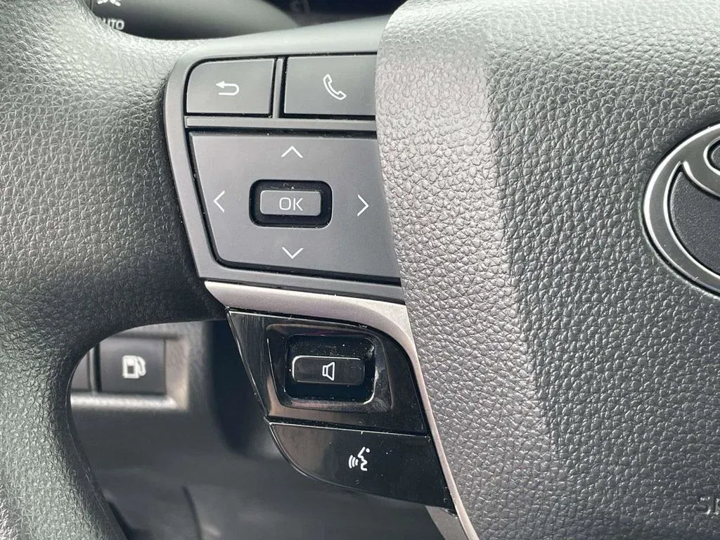 2025 Toyota Camry LE thumbnail 21