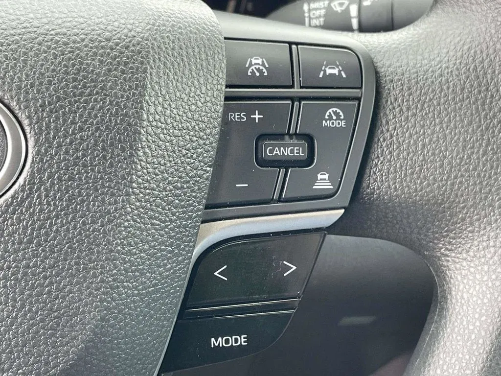 2025 Toyota Camry LE thumbnail 22