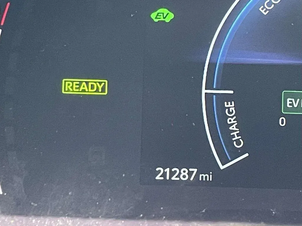 2025 Toyota Camry LE thumbnail 25