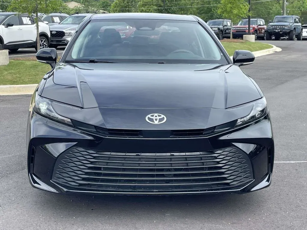 2025 Toyota Camry LE thumbnail 8