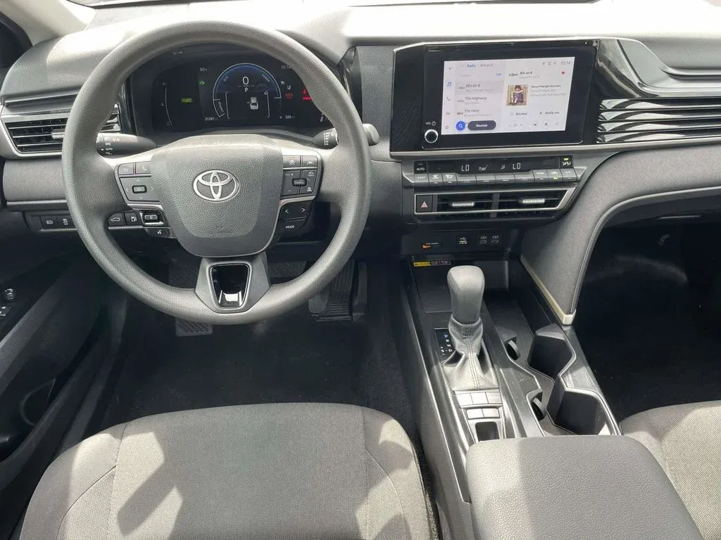 2025 Toyota Camry LE thumbnail 9