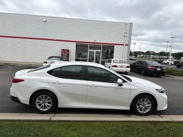 2025 Toyota Camry LE thumbnail 10