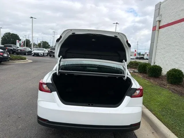 2025 Toyota Camry LE thumbnail 13