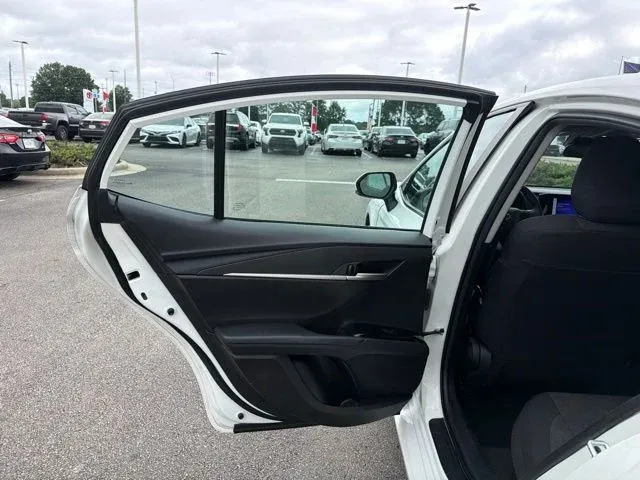 2025 Toyota Camry LE thumbnail 16