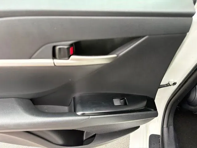 2025 Toyota Camry LE thumbnail 18