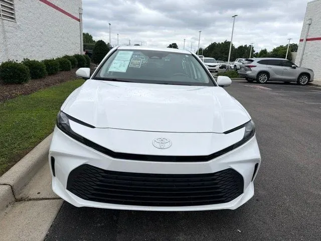 2025 Toyota Camry LE thumbnail 2