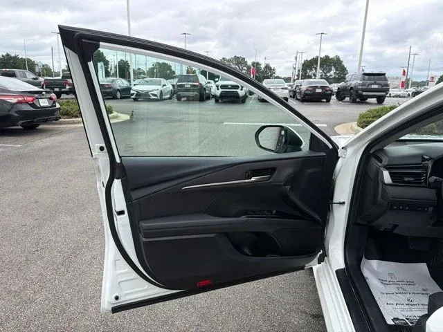 2025 Toyota Camry LE thumbnail 25