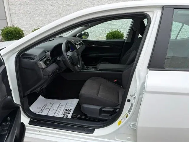 2025 Toyota Camry LE thumbnail 28