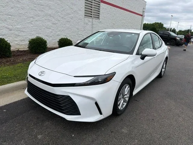 2025 Toyota Camry LE thumbnail 3
