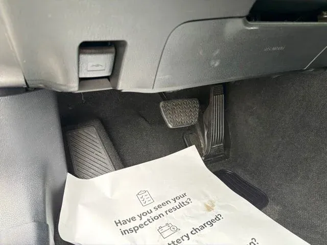 2025 Toyota Camry LE thumbnail 30
