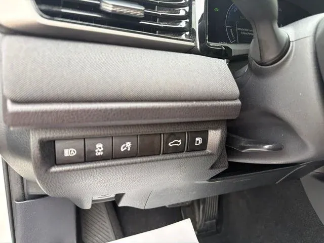 2025 Toyota Camry LE thumbnail 31