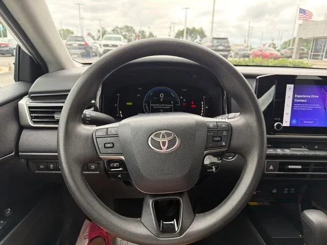 2025 Toyota Camry LE thumbnail 32