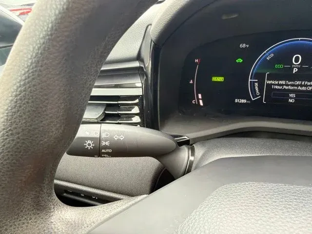 2025 Toyota Camry LE thumbnail 34