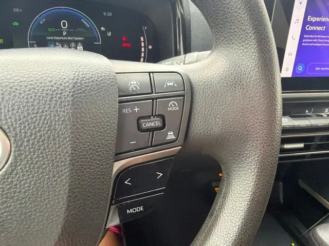 2025 Toyota Camry LE thumbnail 37