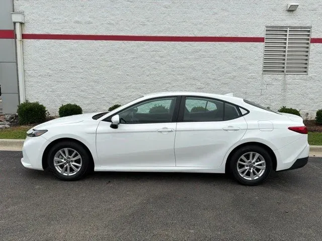 2025 Toyota Camry LE thumbnail 4