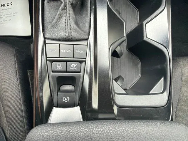 2025 Toyota Camry LE thumbnail 40