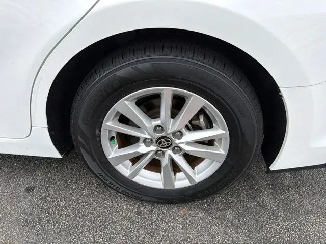 2025 Toyota Camry LE thumbnail 6