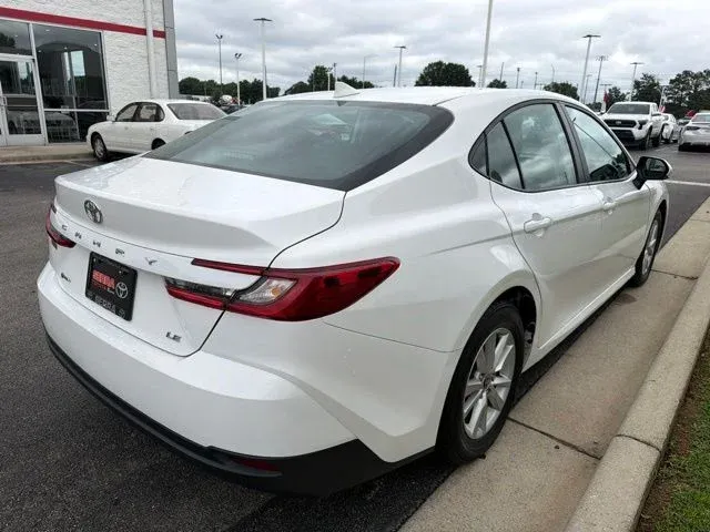2025 Toyota Camry LE thumbnail 9