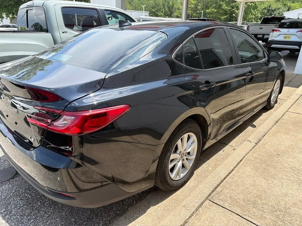 2025 Toyota Camry LE thumbnail 3
