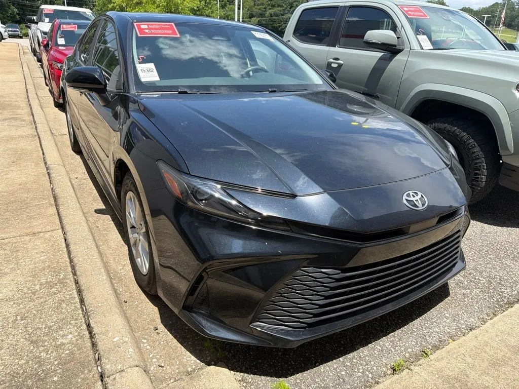 2025 Toyota Camry LE thumbnail 4