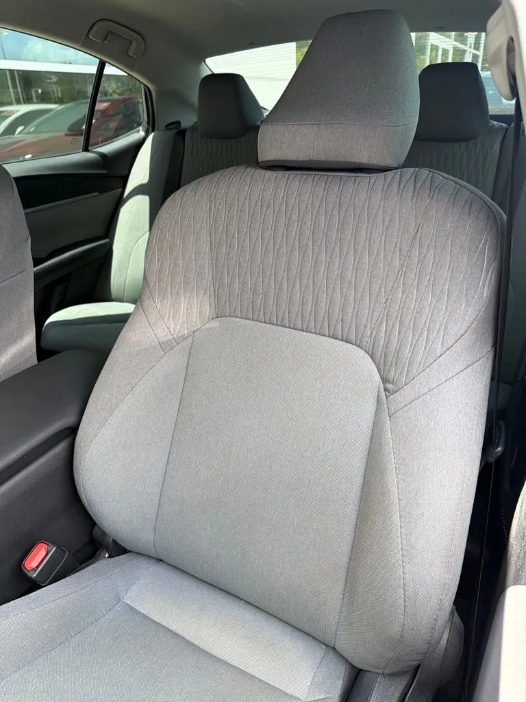 2025 Toyota Camry LE thumbnail 5