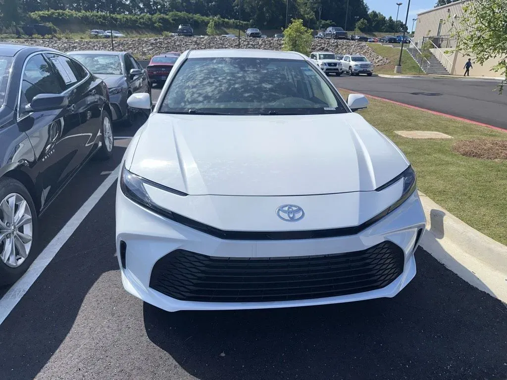 2025 Toyota Camry LE thumbnail 2