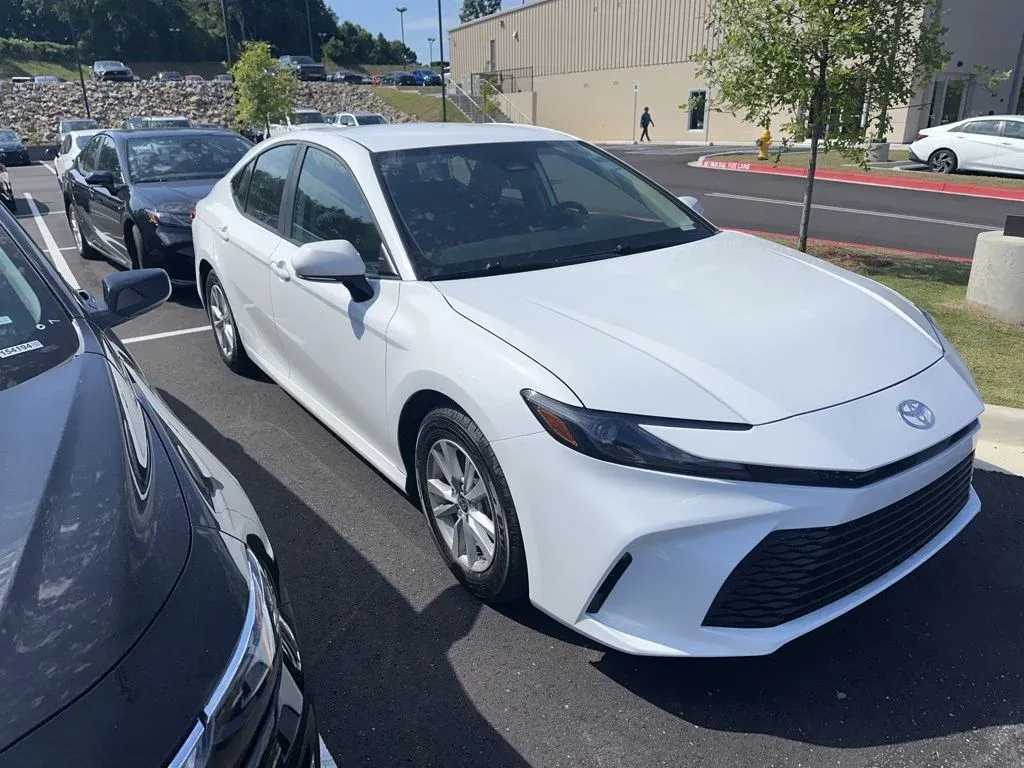 2025 Toyota Camry LE thumbnail 3