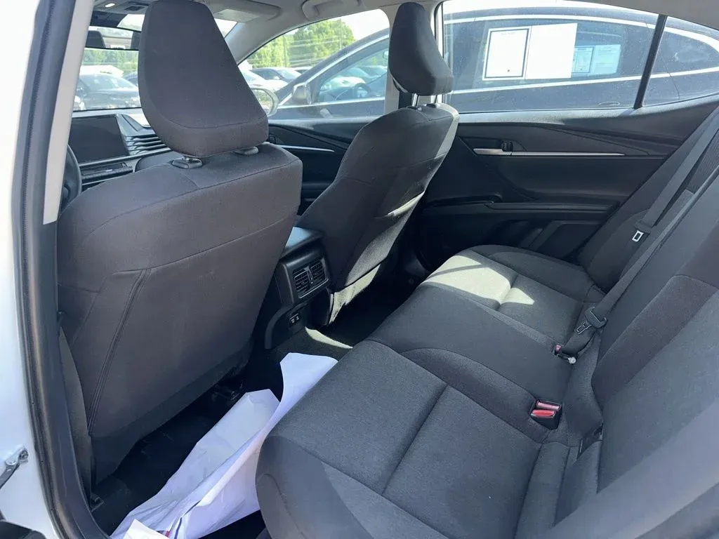 2025 Toyota Camry LE thumbnail 6