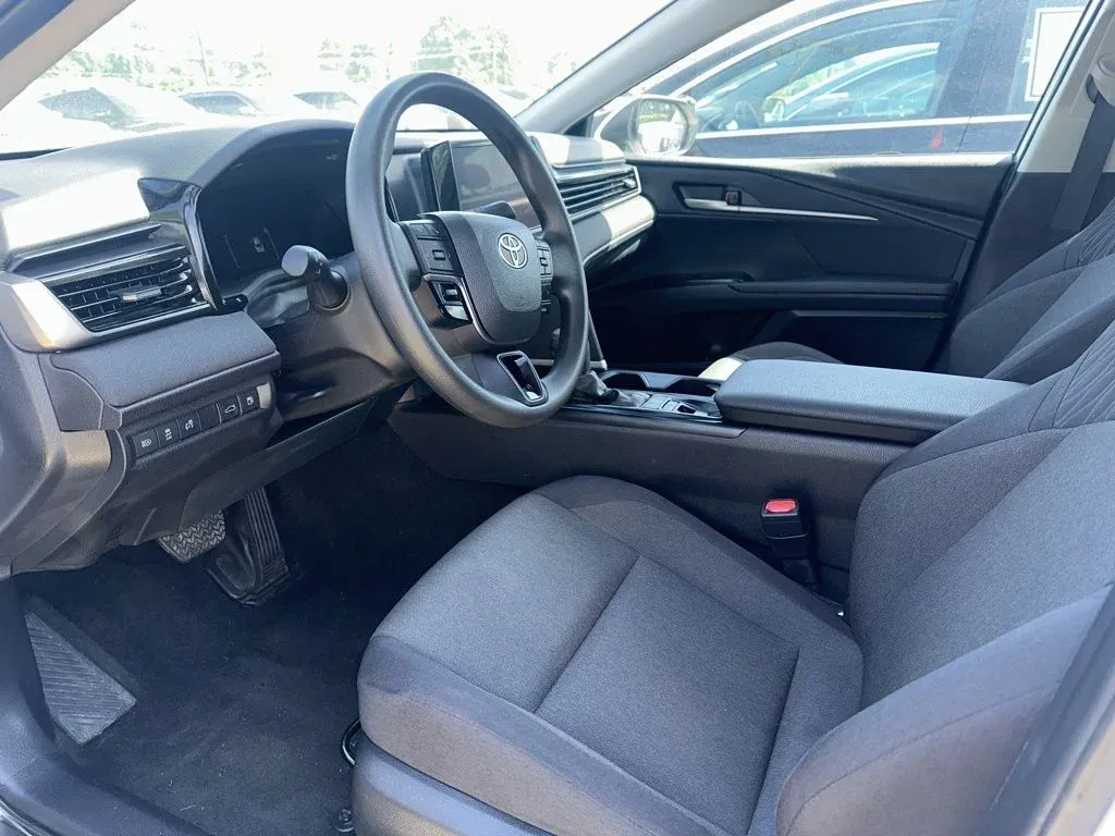 2025 Toyota Camry LE thumbnail 7