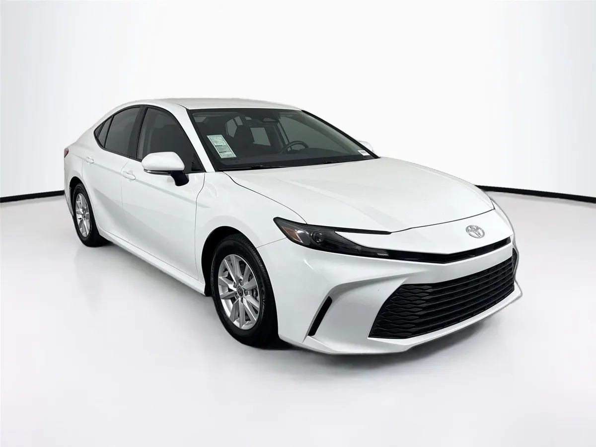 2025 Toyota Camry LE thumbnail 10