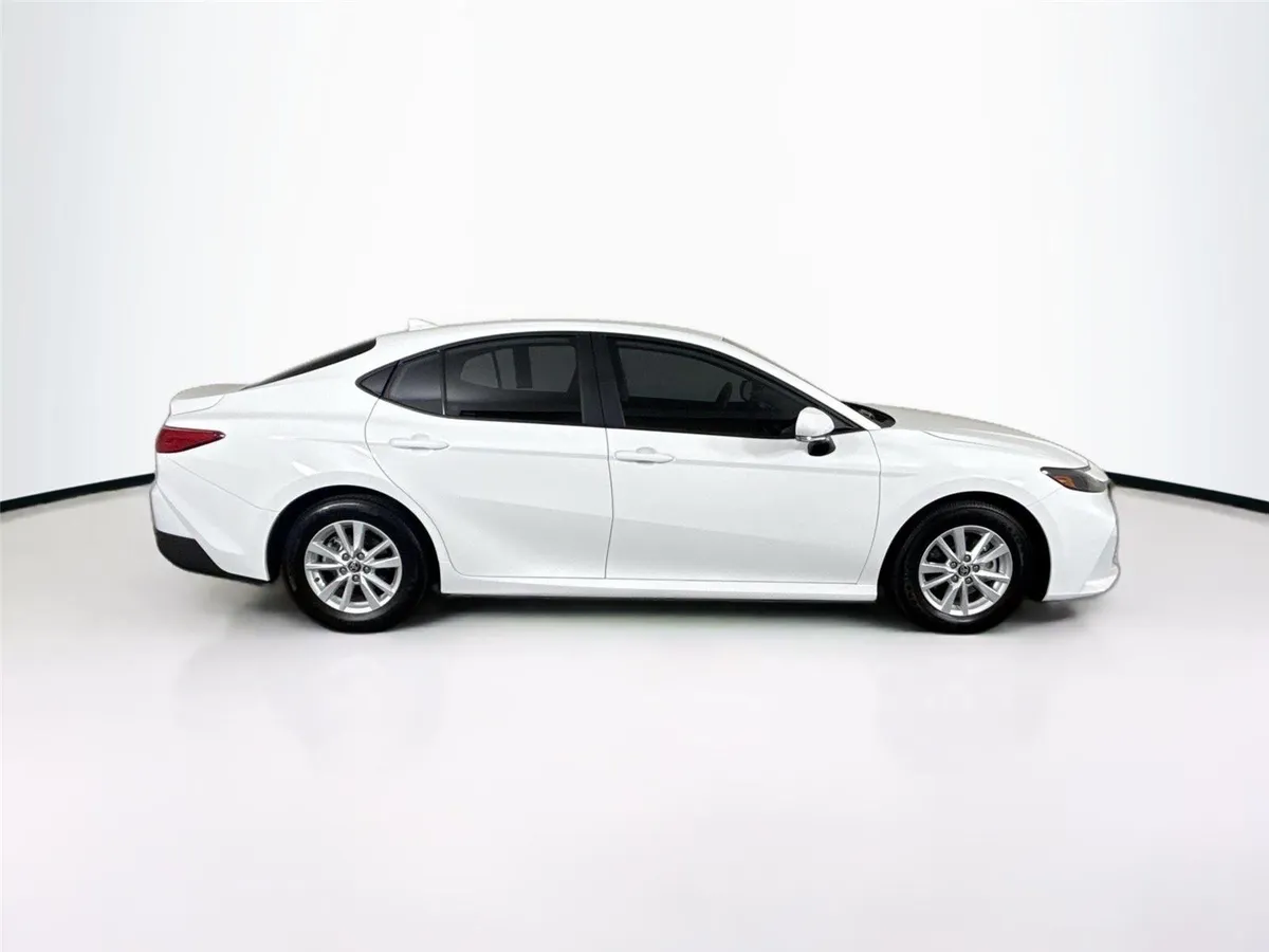 2025 Toyota Camry LE thumbnail 11